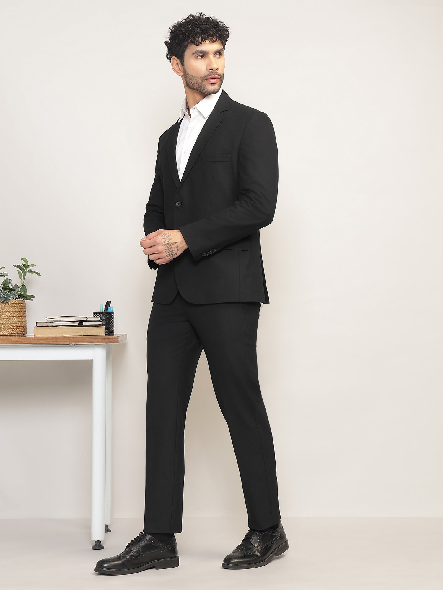 Men Black Slim-Fit Single-Breasted 2-Piece Stretchable Formal Suit