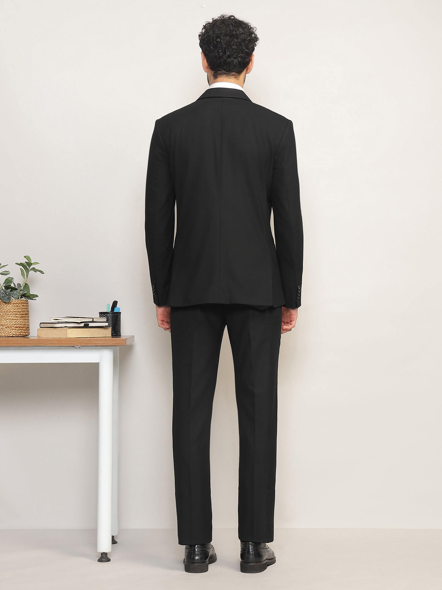 Men Black Slim-Fit Single-Breasted 2-Piece Stretchable Formal Suit