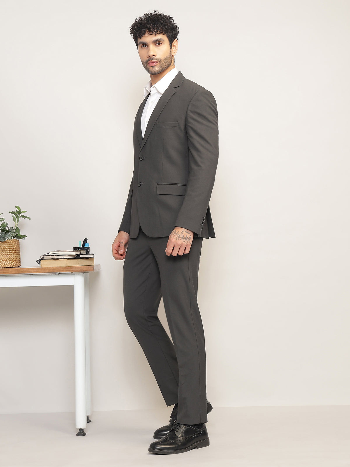 Men Charcoal Grey Slim-Fit Single-Breasted 2-Piece Stretchable Formal Suit