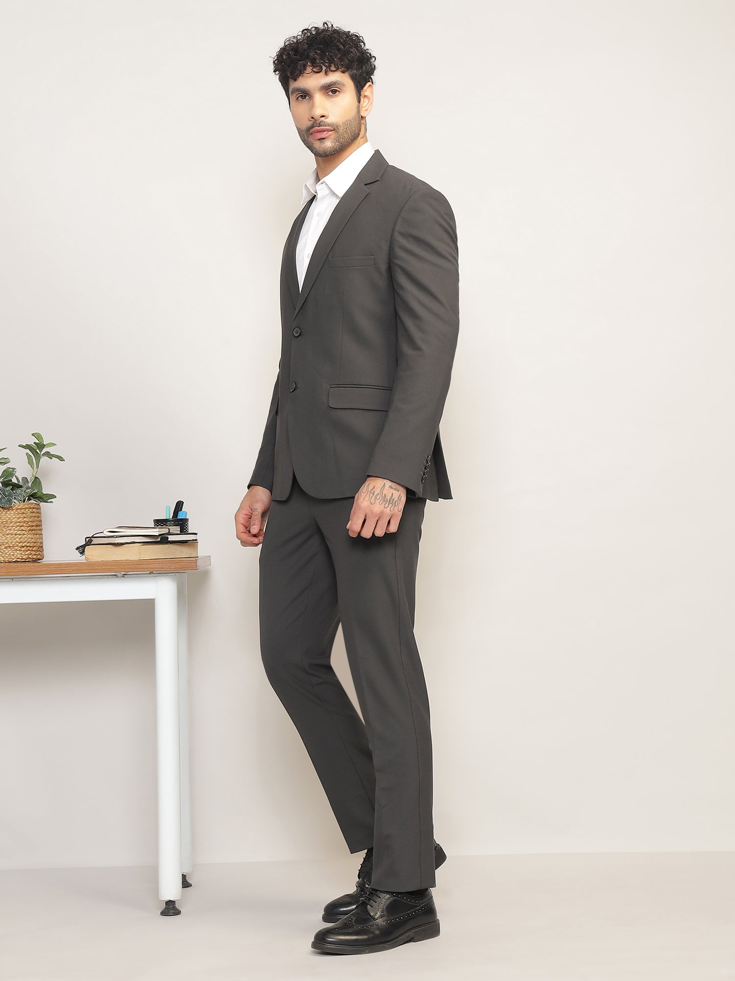 Men Charcoal Grey Slim-Fit Single-Breasted 2-Piece Stretchable Formal Suit