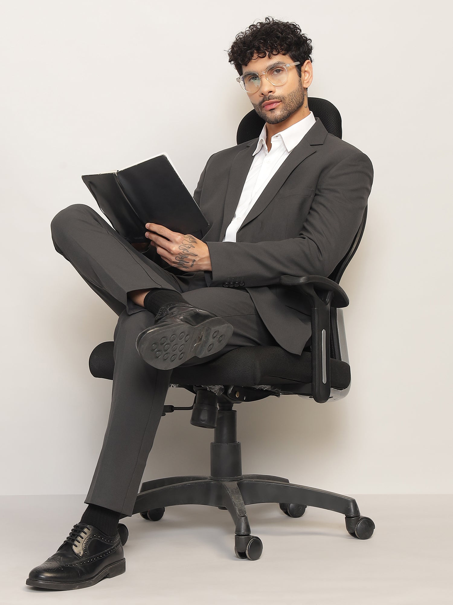 Men Charcoal Grey Slim-Fit Single-Breasted 2-Piece Stretchable Formal Suit